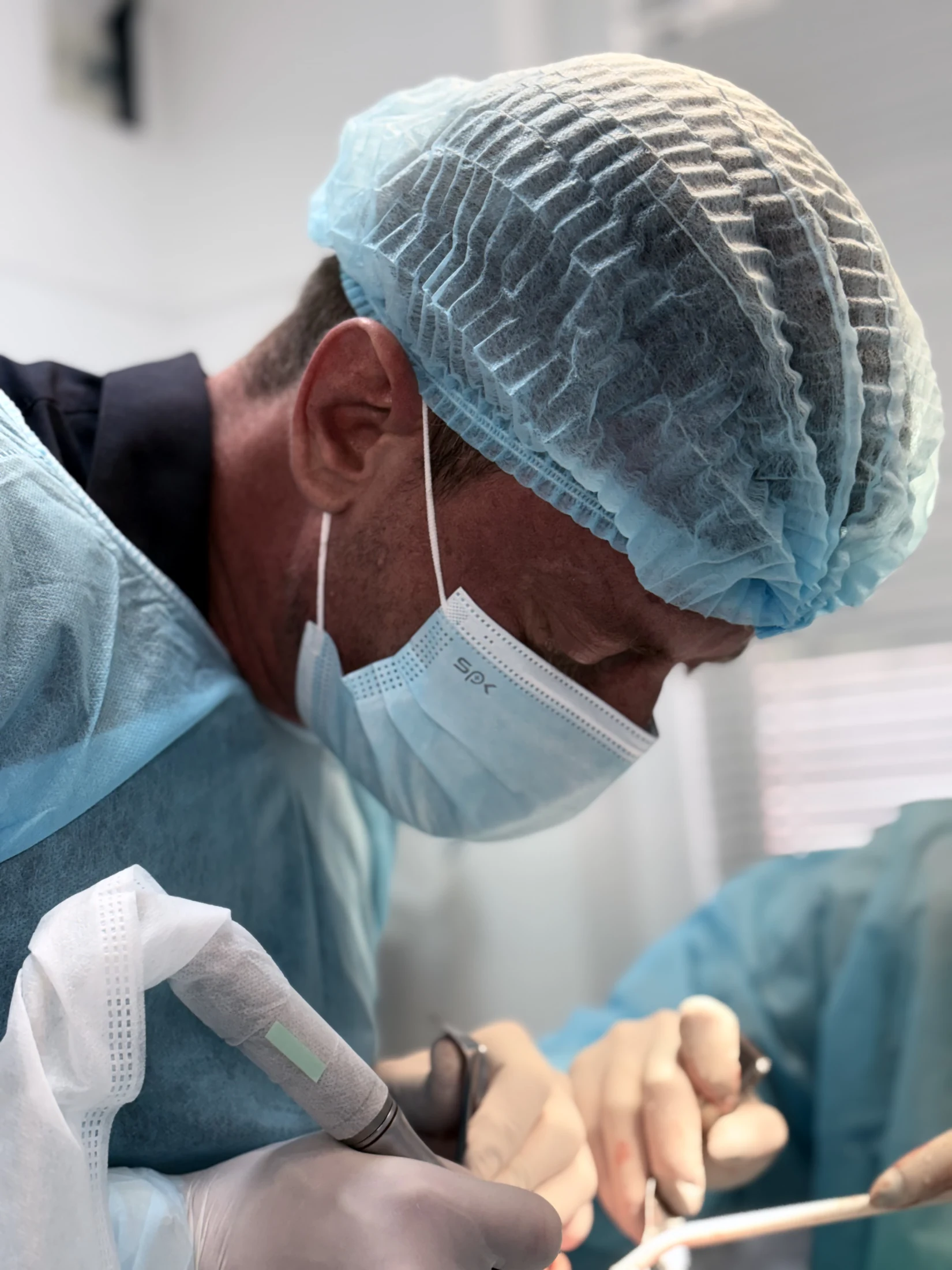Dr. Saulo Bastos durante procedimento odontológico